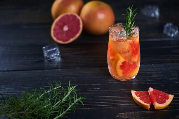 Zralých Grapefruitů Čerstvým Rozmarýnem Připravit Osvěžující Letní Margarita — Stock fotografie