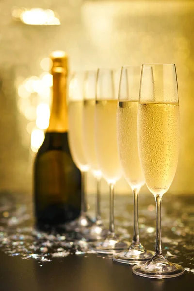 Birçok Bardak Şampanya Bir Çizgi Altın Arka Plan — Stok fotoğraf