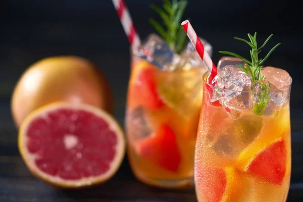 Zralých Grapefruitů Čerstvým Rozmarýnem Připravit Osvěžující Letní Margarita — Stock fotografie