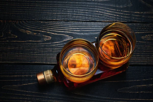 Dwie Szklanki Whisky Podłoże Drewniane — Zdjęcie stockowe