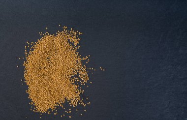 siyah bir zemin üzerine hardal tohumu. Üstten görünüm