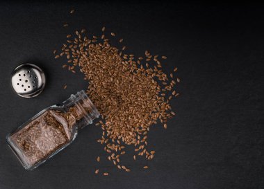 Keten tohumu taş siyah arka plan, üstten görünüm