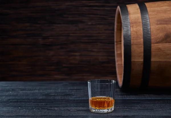 Dřevěný Stůl Jednotlivé Výstřely Whiskey — Stock fotografie