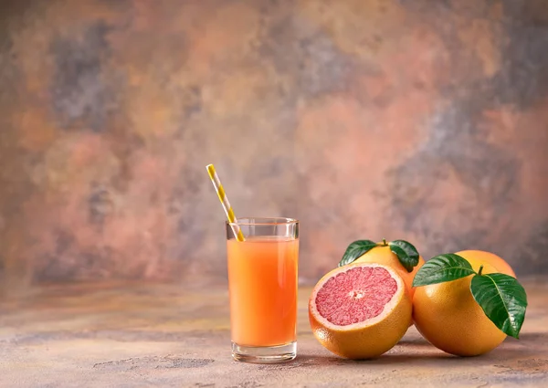 Glas Frischer Grapefruitsaft Und Reife Hälfte Rosa Grapefruit Auf Abstraktem — Stockfoto