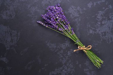Siyah bir arka plan üzerinde Lavanta çiçek demet. Üstten görünüm