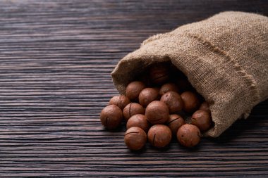 Macadamia fıstığı çanta kahverengi ahşap tablo .