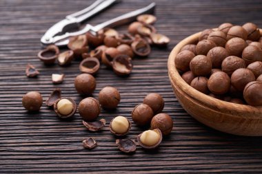 Bir ahşap table.organic gıda olgun macadamia fıstığı yakın çekim