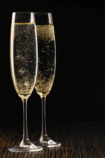Dvě Sklenice Šampaňského Černém Pozadí — Stock fotografie