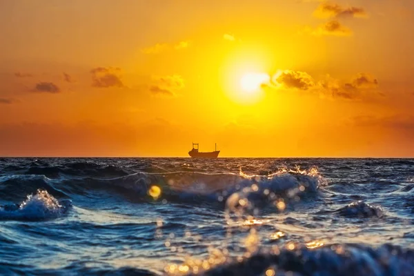 Statkiem Zachodzie Słońca Morzu Śródziemnym — Zdjęcie stockowe