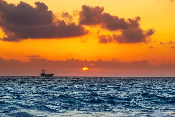 Seascape Statek Zachód Słońca Morzu Śródziemnym — Zdjęcie stockowe