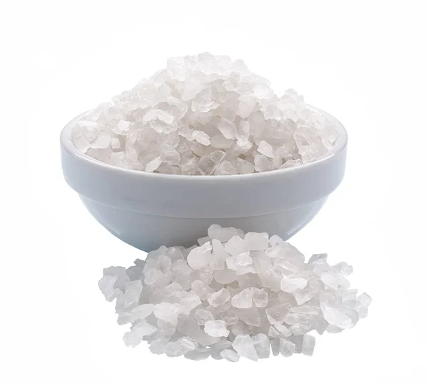 Vita Salt Kristaller Keramikskål Som Isolerade — Stockfoto