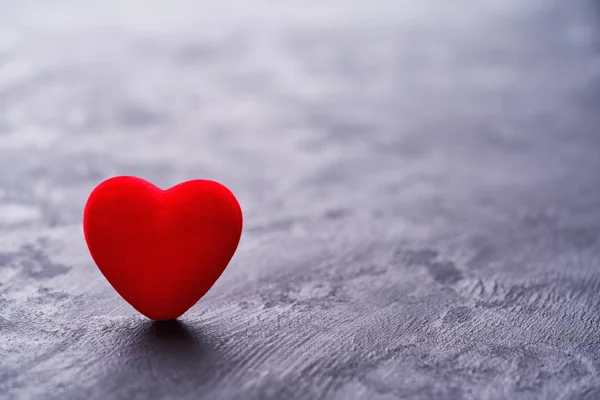 Corazón Rojo Sobre Fondo Negro Enfoque Selectivo —  Fotos de Stock