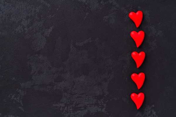 黒の背景に赤いハート トップ ビュー — ストック写真