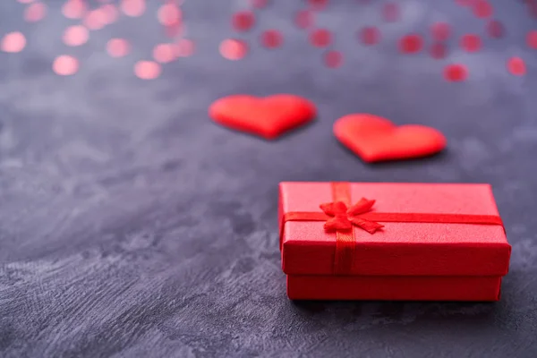 Caja Regalo Con Dos Corazones Rojos Enfoque Selectivo —  Fotos de Stock