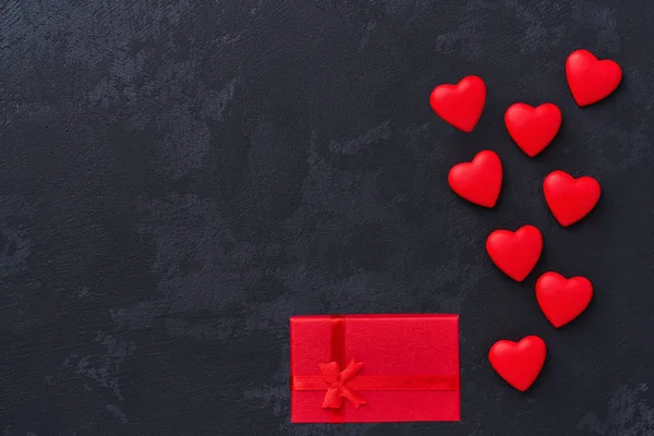 Valentinstag Rote Herzen Und Geschenkbox Auf Schwarzem Hintergrund Ansicht Von — Stockfoto