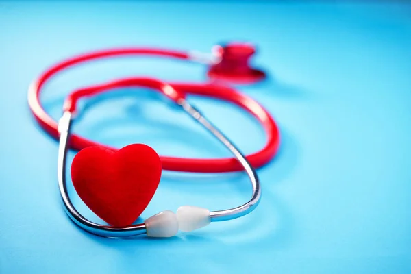 Corazón Estetoscopio Sobre Fondo Azul Concepto Medicina — Foto de Stock