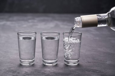 Votka cam siyah bir arka plan, seçici odak içine dökme