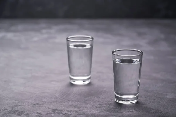 Två Ryska Vodka Skott Svart Bord Selektivt Fokus Vodka Snapsglas — Stockfoto