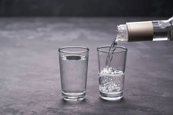 Despejando Vodka Vidro Fundo Preto Foco Seletivo — Fotografia de Stock