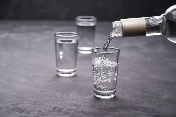 Verser Vodka Dans Verre Sur Fond Noir Mise Point Sélective — Photo