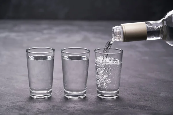 Häller Vodka Glaset Svart Bakgrund Selektivt Fokus — Stockfoto