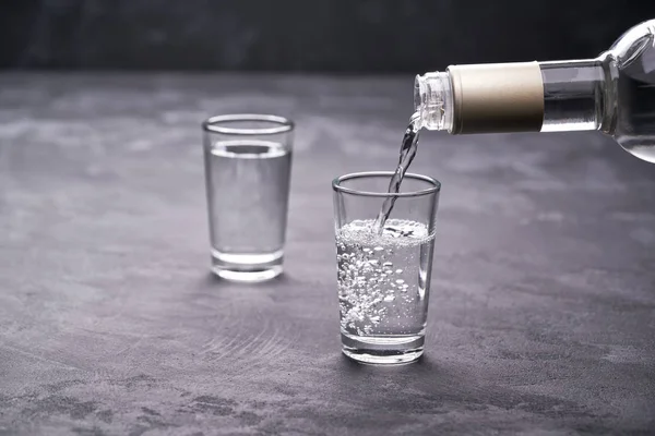 Despejando Vodka Vidro Fundo Preto Foco Seletivo — Fotografia de Stock