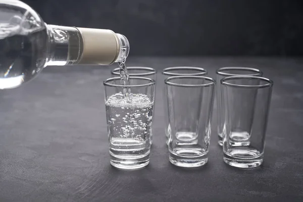 Häller Vodka Glaset Svart Bakgrund Selektivt Fokus — Stockfoto