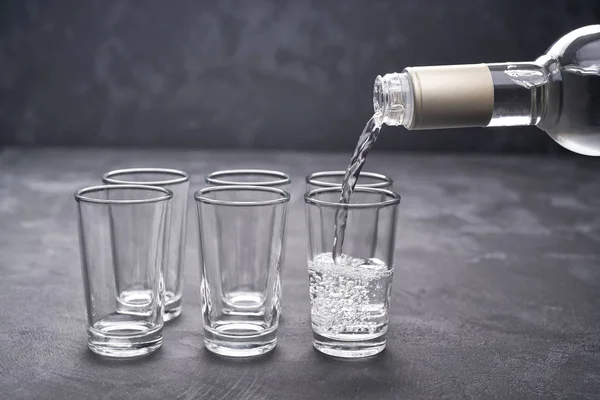 Gieten Van Wodka Het Glas Een Zwarte Achtergrond Selectieve Aandacht — Stockfoto