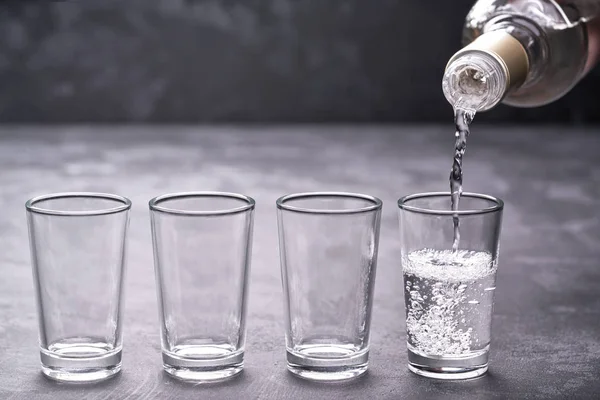 Gieten Van Wodka Het Glas Een Zwarte Achtergrond Selectieve Aandacht — Stockfoto