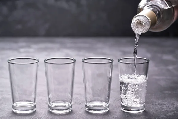 Verter Vodka Vaso Sobre Fondo Negro Enfoque Selectivo — Foto de Stock