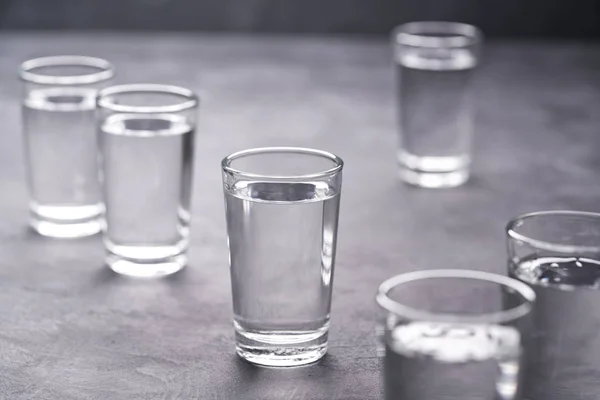 Russische Wodka Aufnahmen Auf Schwarzem Tisch Selektiver Focus Vodka Schnapsgläsern — Stockfoto