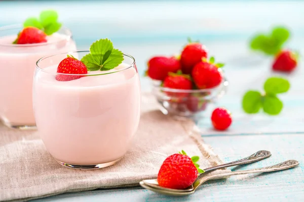 Dos Porciones Yogur Rosa Con Fresas Frescas Sobre Fondo Madera — Foto de Stock