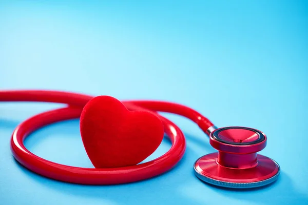 Červené Srdce Stetoskop Nebo Phonendoscope Modrém Pozadí Selektivní Fokus — Stock fotografie