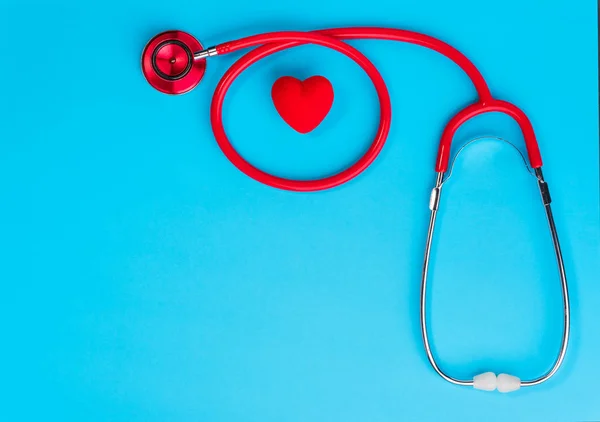 Medicinsk Utrustning Röda Stetoskop Eller Phonendoscope Blå Bakgrund Världshälsodagen Medicin — Stockfoto