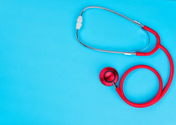 Metin Için Kırmızı Stetoskop Kopya Alanı Mavi Tablo Zemin Üzerine — Stok fotoğraf