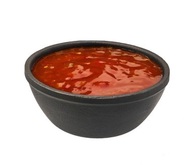 Beyaz arka plan üzerinde izole kırmızı sıcak biber sosu. Tay tatlı biber