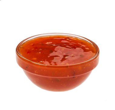 Tatlı biber sos izole küçük cam kase. Batı mutfağı tatlı biber sosu ile kırmızı biber biber yaptı. Tatlı Çin chili sos