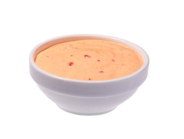 Beyaz arka plan üzerinde izole kase kırmızı biber sosu. Pembe sos bölümünü