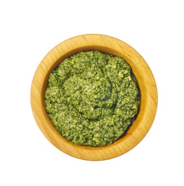 Ahşap kase beyaz arka plan üzerinde izole pesto sos ile