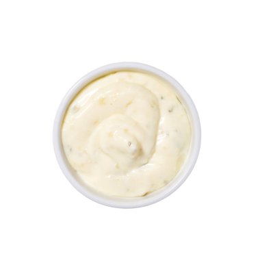 Tartar sosu beyaz arka plan üzerinde izole kase. Ev yapımı tartar sosu yuvarlak tabak