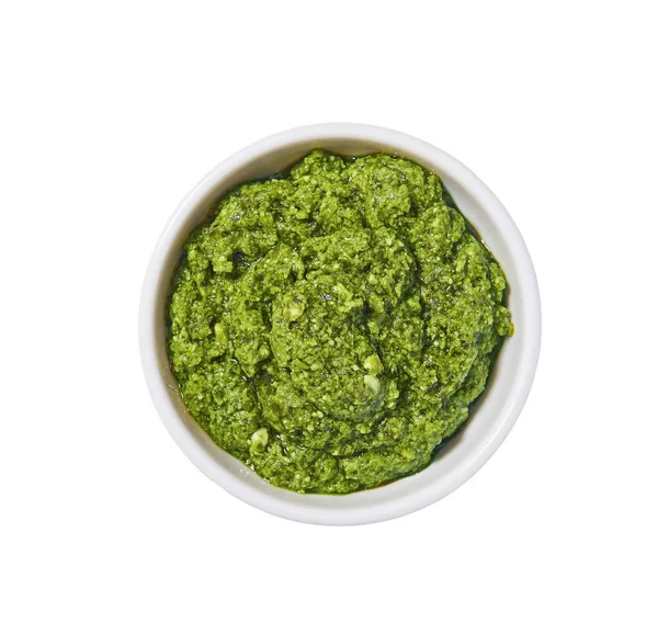 Beyaz arka plan üzerinde izole kase pesto sos. Pesto sos bölümünü.