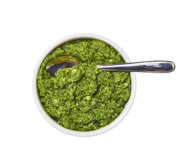 İtalyan sosu pesto, Pesto sos seramik kase beyaz bir arka plan üzerinde izole. Üstten görünüm