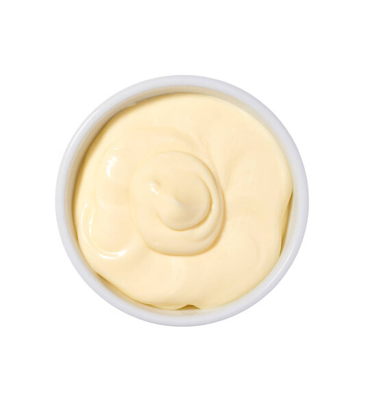 Майонез в миске изолирован на белом фоне. Часть майонезного соуса
