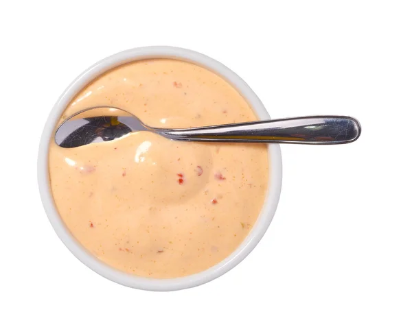 Paprika соус в керамической миске изолированы на белом фоне. — стоковое фото