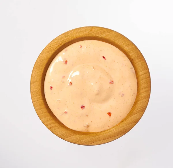 Ahşap kase beyaz arka plan üzerinde izole kırmızı biber sosu — Stok fotoğraf