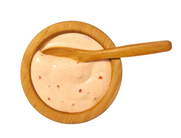 Paprika-Sauce in Holzschale isoliert auf weißem Hintergrund — Stockfoto