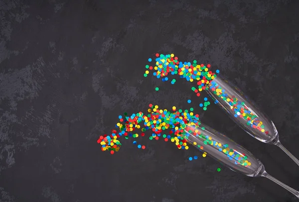 Dos Copas Champán Con Confeti Colores Sobre Fondo Negro Piso — Foto de Stock