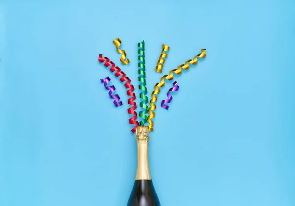 Botella Champán Con Serpentinas Fiesta Colores Sobre Fondo Azul — Foto de Stock