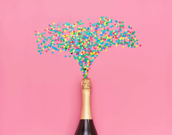 Foto Creativa Botella Champán Con Confeti Colores Sobre Fondo Rosa — Foto de Stock