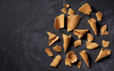 Siyah arka planda ezilmiş waffle dondurma konileri.
